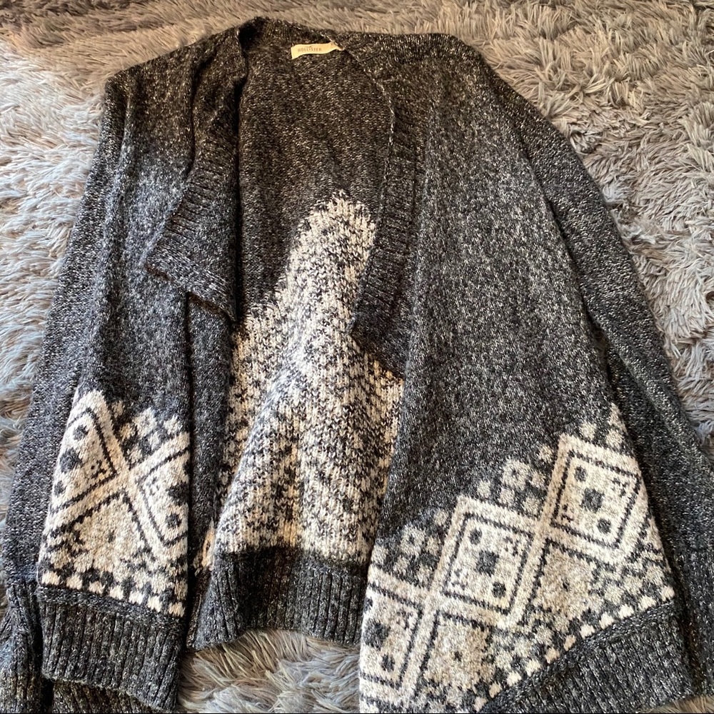 3/10!💥XS hollister cardigan with pattern